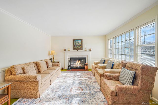 53 Canterbury Lane, North Babylon, NY 11703