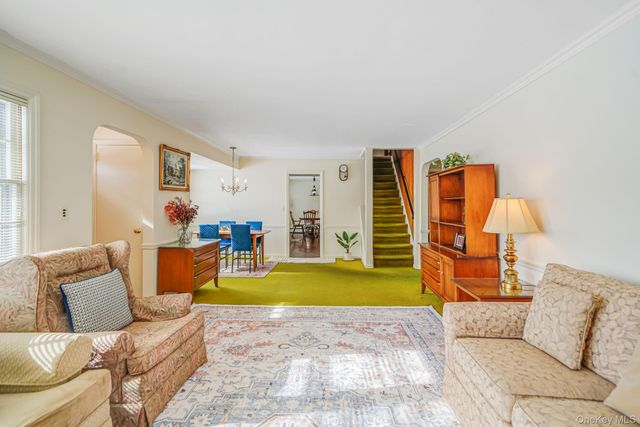 53 Canterbury Lane, North Babylon, NY 11703