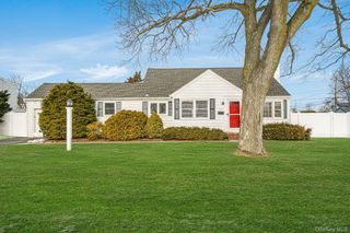 53 Canterbury Lane, North Babylon, NY 11703