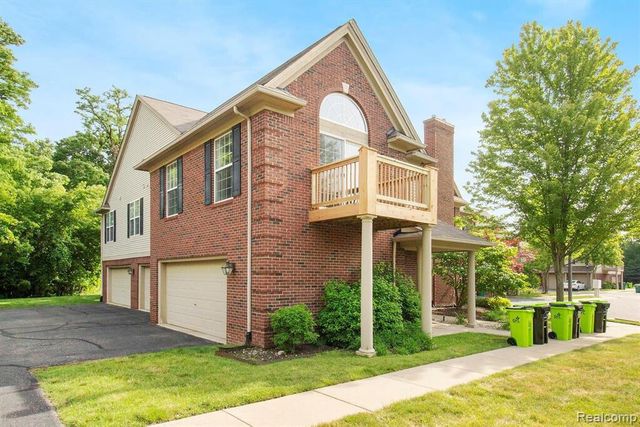 28541 Carlton Way Drive, Novi, MI 48377