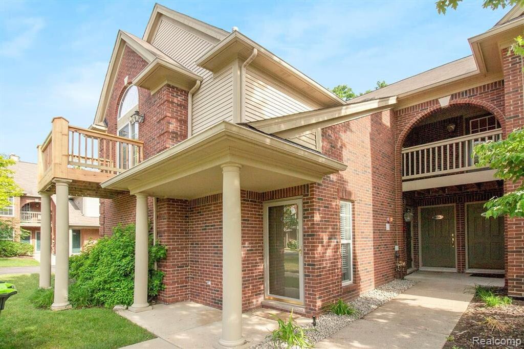 28541 Carlton Way Drive, Novi, MI 48377