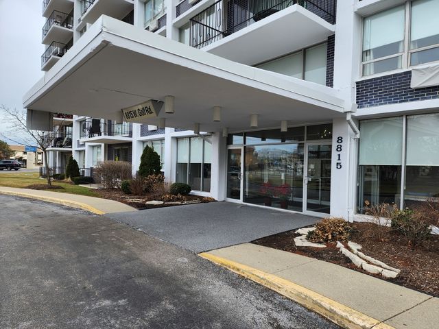 8815 W Golf Road 6B, Niles, IL 60714