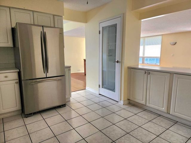 8815 W Golf Road 6B, Niles, IL 60714