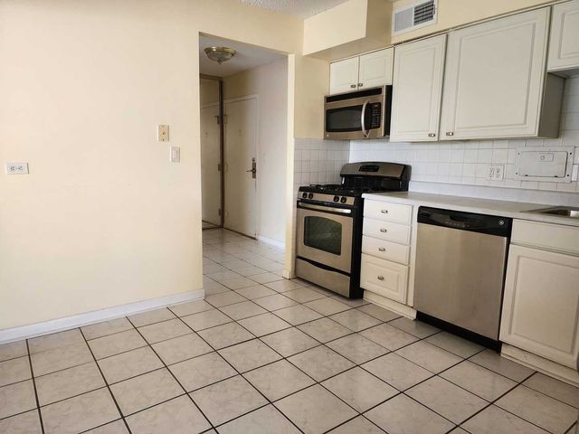 8815 W Golf Road 6B, Niles, IL 60714