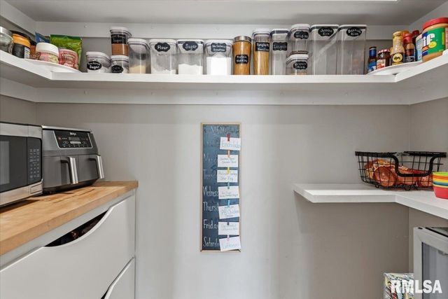 8 Riverwood Drive, Rochester, IL 62563