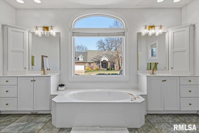 8 Riverwood Drive, Rochester, IL 62563