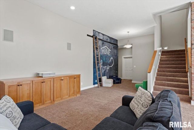 8 Riverwood Drive, Rochester, IL 62563