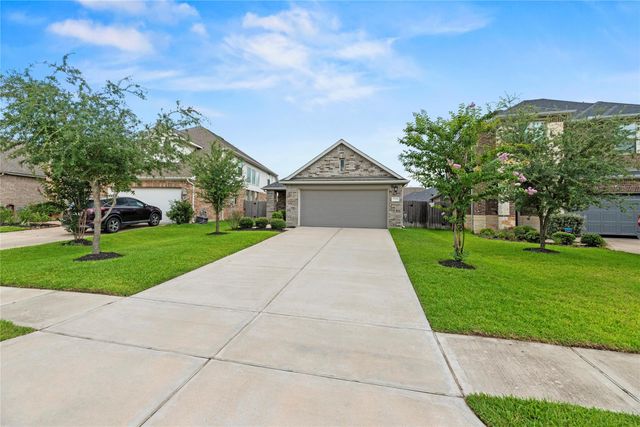 31222 Pinebrook Falls Lane, Hockley, TX 77447