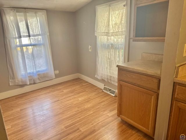 1220 SW Harvey PL, Topeka, KS 66606