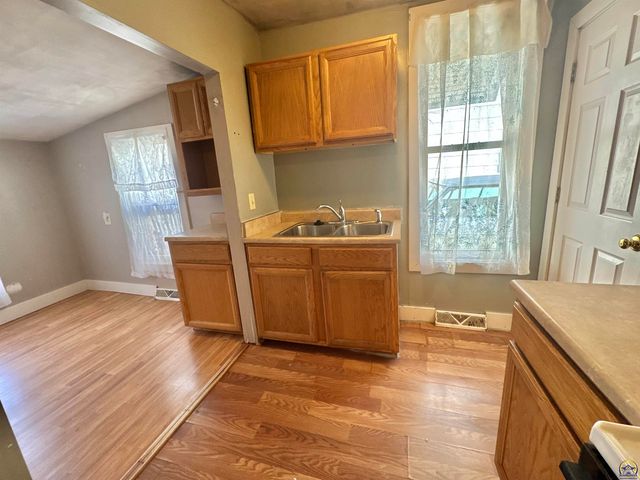 1220 SW Harvey PL, Topeka, KS 66606