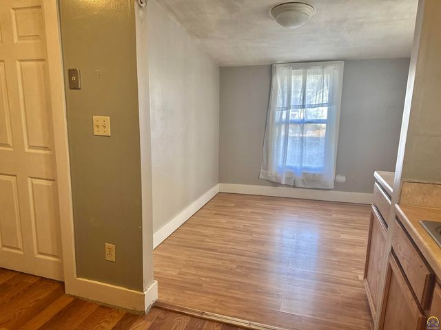 1220 SW Harvey PL, Topeka, KS 66606