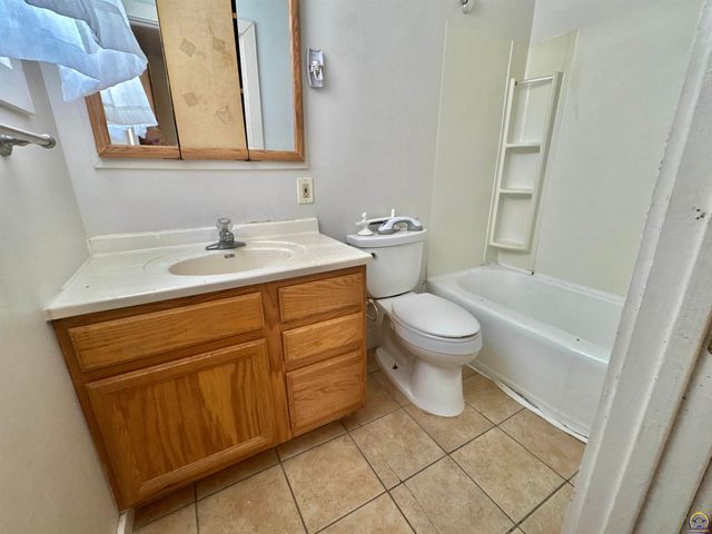 1220 SW Harvey PL, Topeka, KS 66606