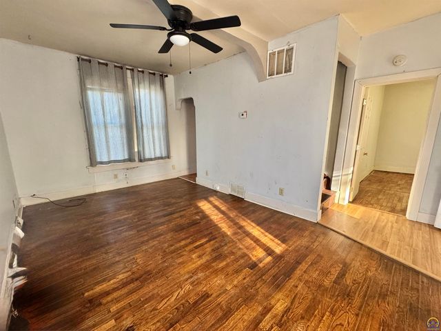 1220 SW Harvey PL, Topeka, KS 66606