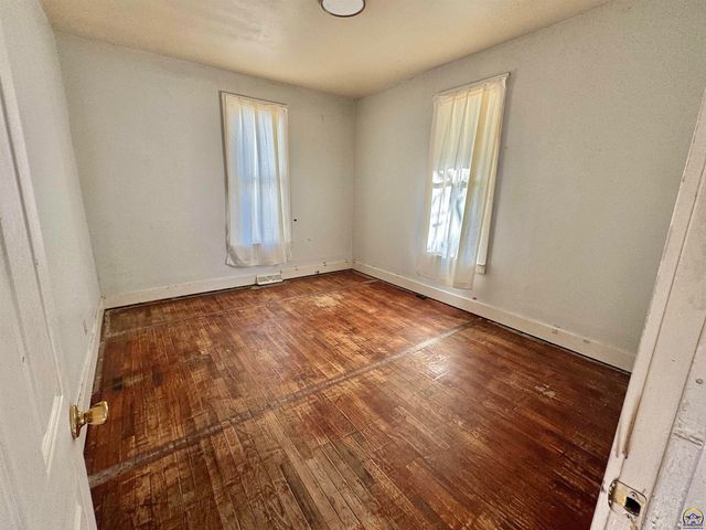 1220 SW Harvey PL, Topeka, KS 66606