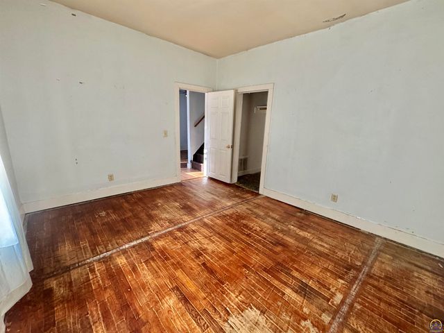 1220 SW Harvey PL, Topeka, KS 66606