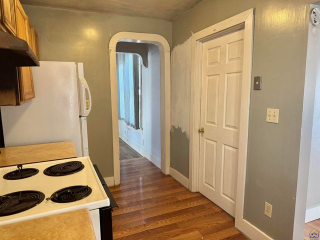 1220 SW Harvey PL, Topeka, KS 66606