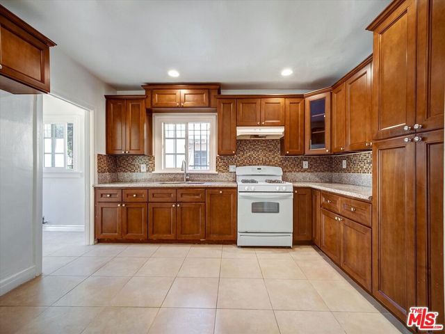 243 N Berendo Street, Los Angeles, CA 90004