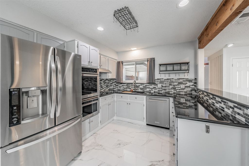 5520 Willow Circle, Fort Worth, TX 76112 — exterior