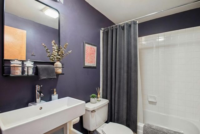 1800 W ROSCOE Street 520, Chicago, IL 60657