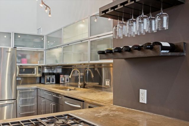 1800 W ROSCOE Street 520, Chicago, IL 60657