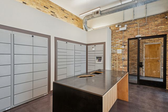 1800 W ROSCOE Street 520, Chicago, IL 60657