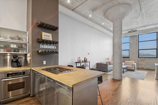 1800 W ROSCOE Street 520, Chicago, IL 60657