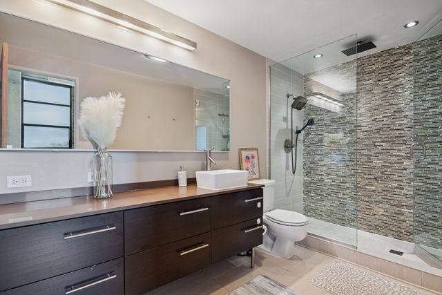 1800 W ROSCOE Street 520, Chicago, IL 60657