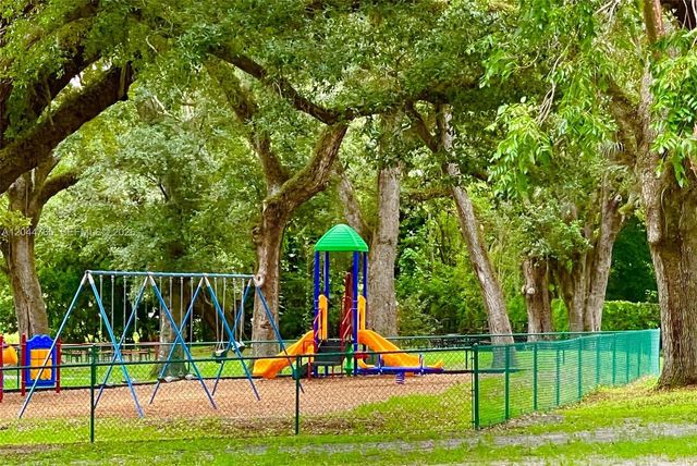 1705 Whitehall Dr 403, Davie, FL 33324