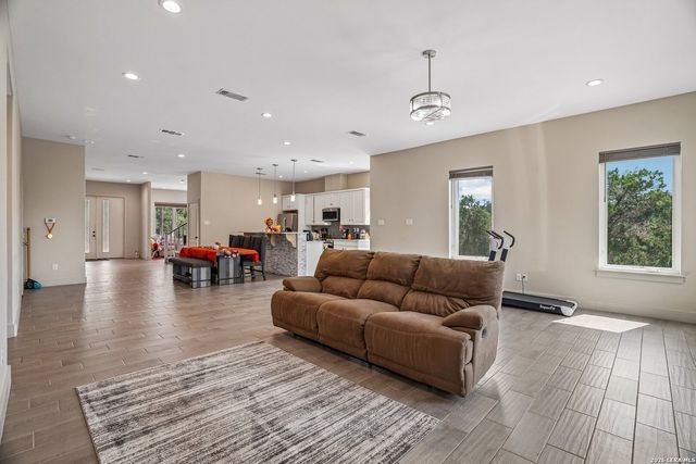 757 CANYON BND, Canyon Lake, TX 78133