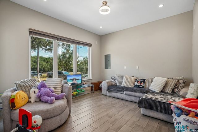 757 CANYON BND, Canyon Lake, TX 78133