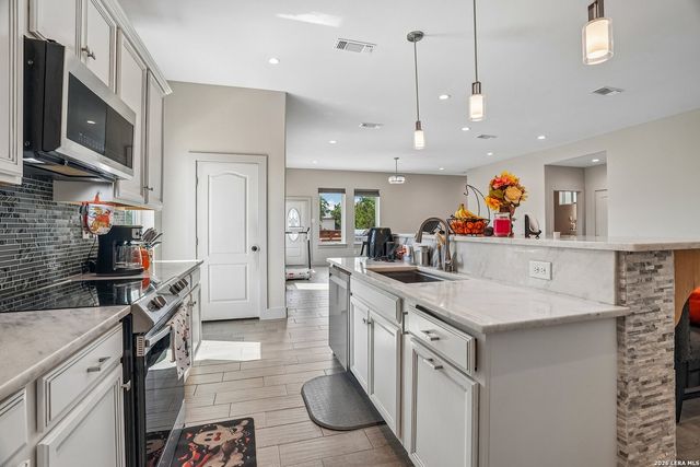 757 CANYON BND, Canyon Lake, TX 78133