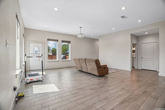 757 CANYON BND, Canyon Lake, TX 78133