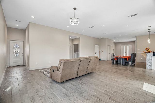 757 CANYON BND, Canyon Lake, TX 78133