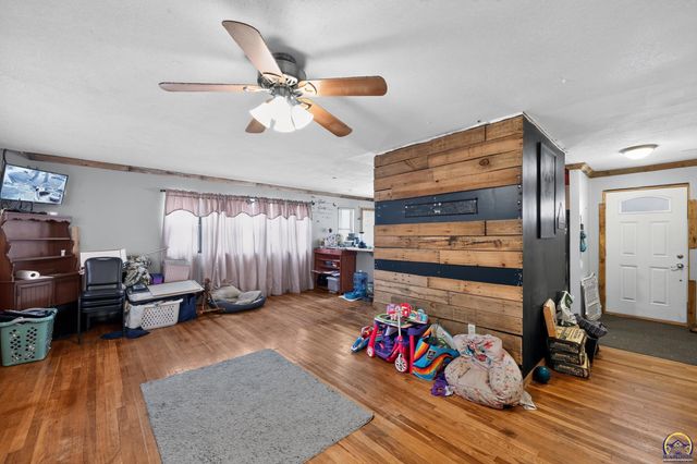 6711 SW Windsong DR, Topeka, KS 66619