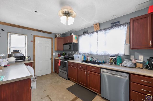 6711 SW Windsong DR, Topeka, KS 66619