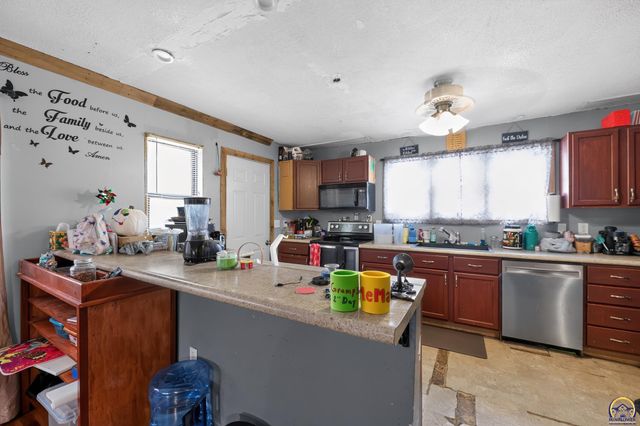 6711 SW Windsong DR, Topeka, KS 66619