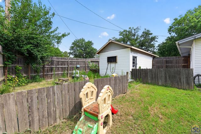 6711 SW Windsong DR, Topeka, KS 66619