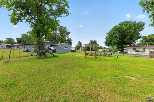 6711 SW Windsong DR, Topeka, KS 66619