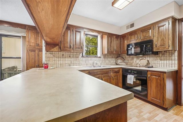 11901 Harrison Drive, Kansas City, MO 64146