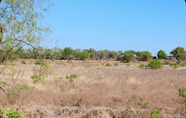 435 County Road 7715, Devine, TX 78016