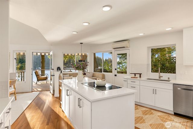 6518 NE Monte Vista Drive, Bainbridge Island, WA 98110