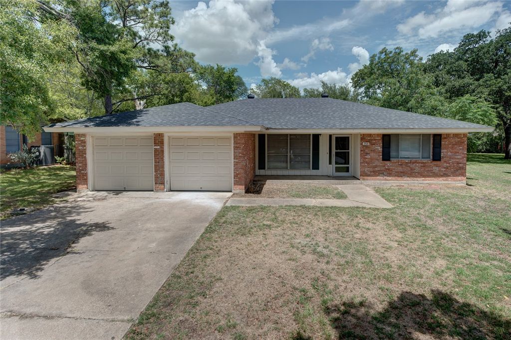 703 Lee Avenue, College Station, TX 77840