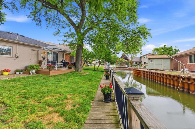 26360 Jefferson Avenue, St Clair Shores, MI 48081