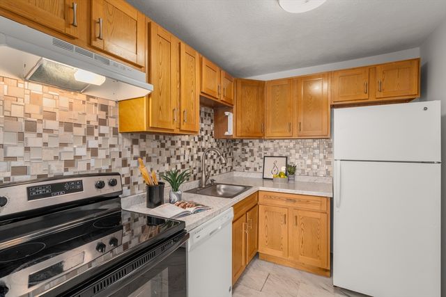 655 Saw Mill Brook Pkwy 9, Newton, MA 02459