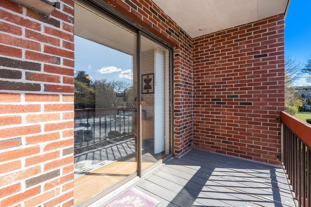 655 Saw Mill Brook Pkwy 9, Newton, MA 02459