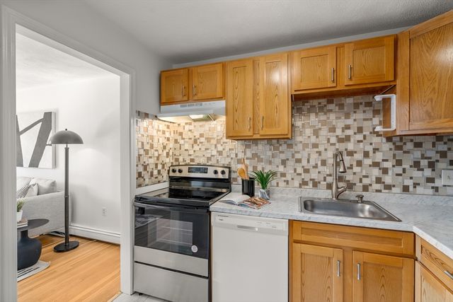 655 Saw Mill Brook Pkwy 9, Newton, MA 02459