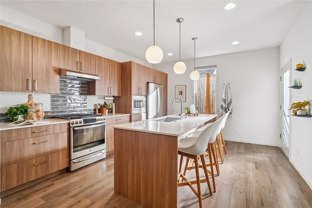 4220 6th Avenue NW, Seattle, WA 98107