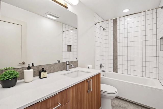 4220 6th Avenue NW, Seattle, WA 98107