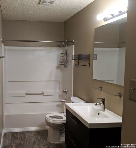 8518 Park Olympia, Universal City, TX 78148