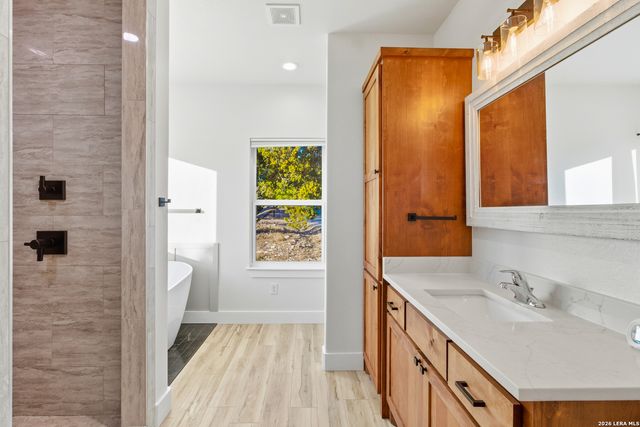 1909 Bear Springs, Pipe Creek, TX 78063